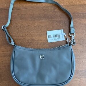 lululemon athletica city essentials mini shoulder bag (1L)